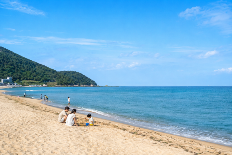 gampo-najeong-beach-family.png